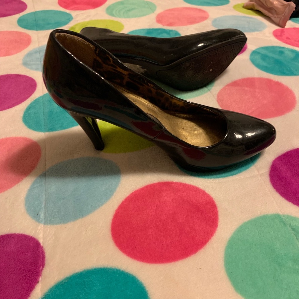 Black pumps